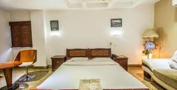 The Retreat Hotel Guduvancheri Bagian luar foto