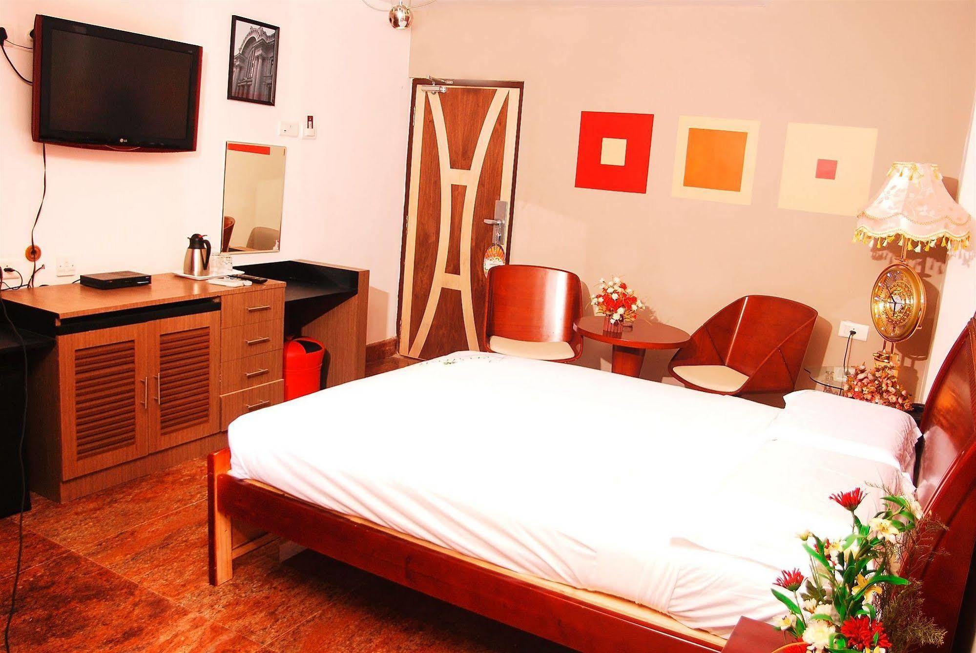 The Retreat Hotel Guduvancheri Bagian luar foto
