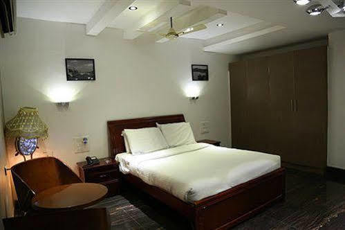 The Retreat Hotel Guduvancheri Bagian luar foto