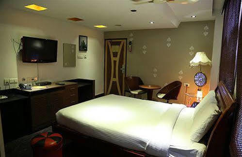 The Retreat Hotel Guduvancheri Bagian luar foto